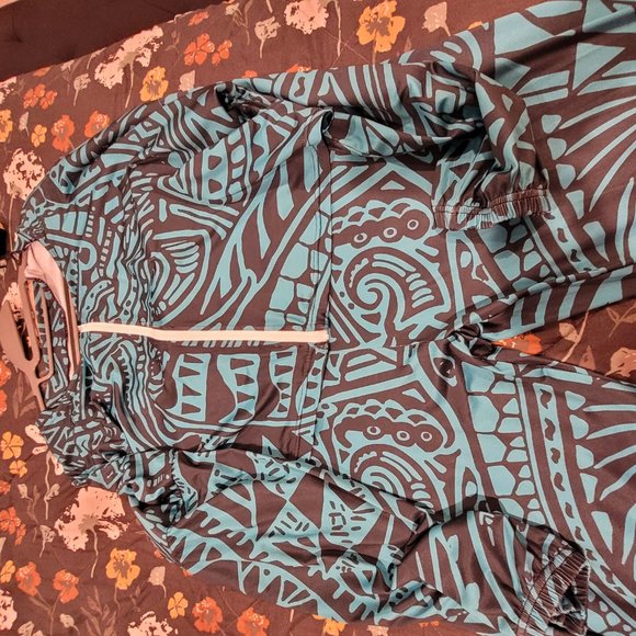 Polynesian design top and bottom - Picture 2 of 2